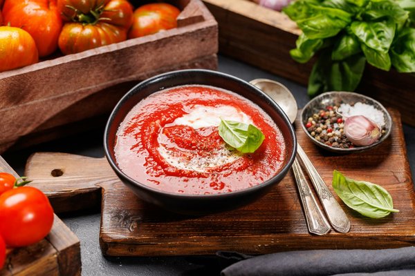 Comment réaliser une soupe de tomates fraîches rôties avec une touche basilic?